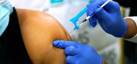 根據綜合報道，自從輝瑞(Pfizer)與德國夥伴BioNTech共同研發的新冠肺炎疫苗一周以來，至少已有12萬8000人接種第一劑疫苗；雖然出現5例過敏反應，聯邦食品暨藥物管理局(FDA)也已經開始著手對此進行調查。 圖片  聯邦政府預料第一批配送足夠290萬人接種第一劑的疫苗，但仍不及全國人口的1%，且不夠健康照護人員及長期照護機構的居民及照護員接種。  圖片  雖然聯邦衛生部(Department of Health and Human Services)已公布各州及領地的首批疫苗配送數據，但未公布已配送或接收多少疫苗；此外，部分地區的藥劑師有時會從疫苗保存瓶中汲取比預期還多的疫苗劑量，但愛阿華州及華盛頓州的藥劑師反映收到比預期更少的疫苗。    發燒、頭痛、肌肉酸痛…專家：正常反應 據悉，疫苗在第三期臨床試驗已有90%有效性，也由獨立專家小組審查，未發現明顯副作用，對大眾安全。但專家們警示，某些人在注射後可能發生的發燒、頭痛、疲勞與肌肉酸痛等，皆為正常反應。  圖片 圖片  輝瑞疫苗試驗中，所有反應均以輕度或中度呈現，幾天內可解除。專家們表示，疫苗注射的反應為正常情況，且是疫苗正達到預期目標的表現。西奈山伊坎醫學院(Icahn School of Medicine at Mt. Sinai) 免疫專家克拉默(Florian Krammer)指出，疫苗注射後，可能有體溫升高、頭痛或肌肉酸痛。 圖片  癥狀發生是因先天免疫系統識別出某些東西不屬於體內，並發出警報，若感到不適，不是因為感染病毒，而是因為疫苗正在觸發免疫反應。  首批莫德納疫苗已發往美國各州 另外，第一批莫德納（Moderna）公司的新冠疫苗於周日（12月20日）早晨開始離開倉庫運往各地，擴大了美國的疫苗接種工作。  分銷疫苗的公司McKesson Corp在今天早上6點左右的一份聲明中說，他們已經啟動了新冠疫苗及輔助供應包的運送推廣工作。 圖片  在食品和藥物管理局（FDA）授予該藥品緊急使用授權後，疫苗於周六抵達配送中心，被裝入集裝箱並裝上卡車。 圖片  該疫苗預計將在全美3700多個地點推廣。政府部門表示，在美國批准的第一種疫苗——200萬支輝瑞疫苗的基礎上，計劃本周再發放590萬支莫德納疫苗。  美國陸軍將領古斯塔夫·佩爾納（Gustave Perna）告訴記者，莫德納公司的第一批疫苗盒預計將於周一到達醫療機構。 圖片 一些州選擇了莫德納的疫苗，用於更難到達的農村地區，因為它們可以在標準溫度的冰箱中儲存30天——而輝瑞的疫苗則不同，它必須在零下94度的溫度下運輸，在標準冰箱溫度下只能保存5天。