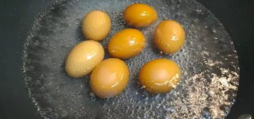 煮雞蛋時，不要用清水煮，多加兩種料，蛋殼一剝就掉，嫩滑又好吃！
