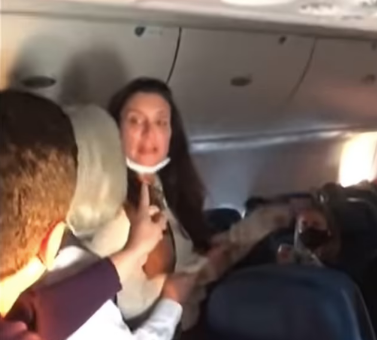 震撼視頻! 女子飛機上狂抽鄰座不戴口罩男+吐口水 被FBI帶走! 結果她自己也沒戴...