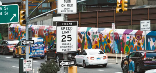 行人被汽车撞死的事故频生 全美更多城市拟改交规禁红灯右转
